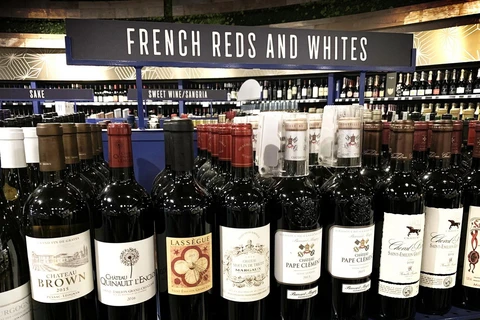 Các chai rượu của Pháp được bày bán tại siêu thị ở Los Angeles, bang California của Mỹ ngày 18/8 vừa qua. (Ảnh: AFP/TTXVN)