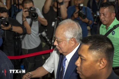 Cựu Thủ tướng Malaysia Najib Razak (giữa) tới tòa án tối cao Kuala Lumpur ngày 3/4 vừa qua. (Ảnh: THX/TTXVN)