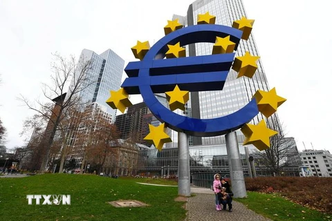 Biểu tượng đồng euro tại Frankfurt của Đức. (Ảnh: THX/TTXVN)