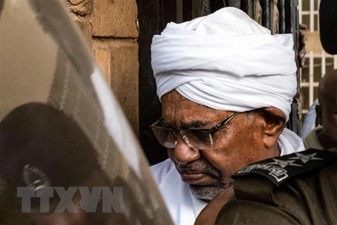 Lực lượng an ninh áp giải cựu Tổng thống Sudan Omar al-Bashir từ nhà tù Kober tới văn phòng công tố ở phía Bắc thủ đô Khartoum ngày 16/6 vừa qua. (Nguồn: AFP/TTXVN)
