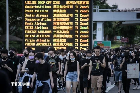 Người biểu tình trên tuyến đường cao tốc gần sân bay quốc tế ở Đặc khu hành chính Hong Kong, Trung Quốc ngày 12/8 vừa qua. (Ảnh: THX/TTXVN)