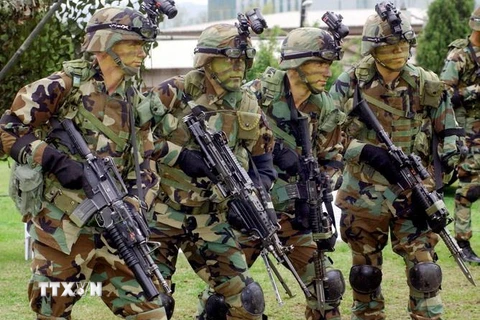 Binh sỹ thuộc Lực lượng Mỹ tại Hàn Quốc (USFK) làm nhiệm vụ tại căn cứ quân sự Yongsan ở thủ đô Seoul của Hàn Quốc, ngày 25/4/2003. (Ảnh: AFP/TTXVN)