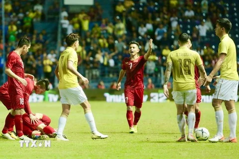 Tiền vệ Hồng Duy (số 7) phản đối cầu thủ Thái Lan phạm lỗi thô bạo với Công Phượng tại Giải King’s Cup 2019. (Ảnh: Nguyễn Minh Tiến/TTXVN)