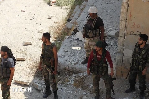 Binh sỹ quân đội Syria trong chiến dịch chống phiến quân tại tỉnh Iblib, Tây Bắc Syria ngày 15/8 vừa qua. (Ảnh: THX/TTXVN)