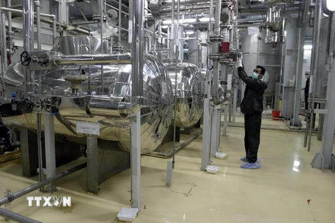 Kỹ thuật viên kiểm tra các thiết bị tại cơ sở làm giàu urani Isfahan của Iran. (Ảnh: AFP/TTXVN)