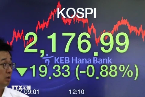 Tỷ giá chứng khoán tại ngân hàng Hana ở thủ đô Seoul của Hàn Quốc, ngày 7/5 vừa qua. (Ảnh: Yonhap/TTXVN)