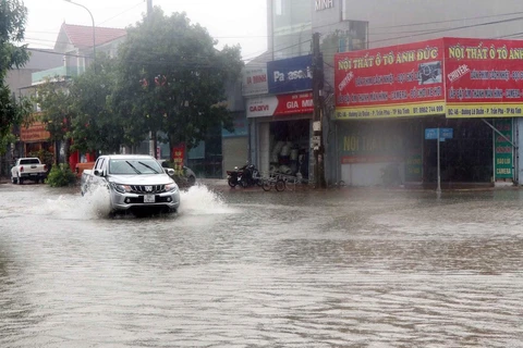 Mưa lớn gây ngập tuyến đường Lê Duẩn, phường Trần Phú, thành phố Hà Tĩnh. (Ảnh: Công Tường/TTXVN)