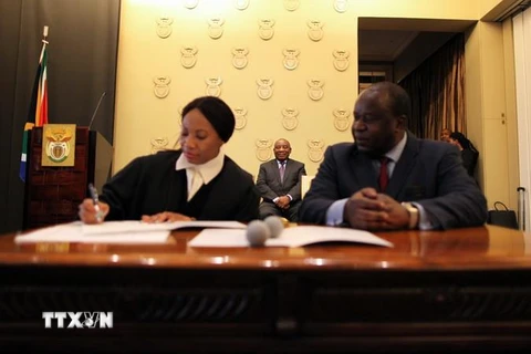 Bộ trưởng Tài chính Nam Phi Tito Mboweni - bên phải. (Ảnh: AFP/TTXVN)