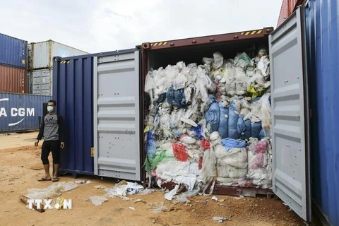 Một container chứa rác thải nhựa tại cảng Batu Ampar ở Batam của Indonesia, ngày 15/6 vừa qua. (Ảnh: AFP/TTXVN)