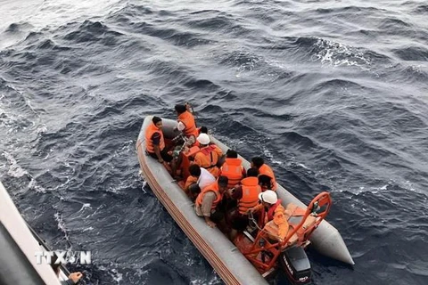 Các lực lượng tham gia cứu nạn tàu cá và ngư dân mất tích. (Ảnh minh họa: Hoàng Ngọc/TTXVN)