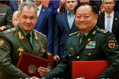 Phó Chủ tịch Quân ủy Trung ương Trung Quốc Trương Hựu Hiệp và Bộ trưởng Quốc phòng Nga Sergei Shoigu. (Nguồn: Getty Images)