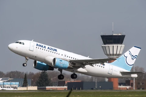 Máy bay của Hãng hàng không lớn thứ hai Pháp Aigle Azur cất cánh tại sân bay Lille ở Lesquin, miền Bắc Pháp. (Ảnh: AFP/TTXVN)