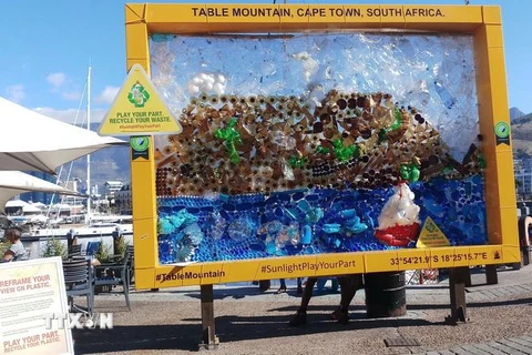 Một bức panô tuyên truyền về tác hại của chất thải nhựa tại thành phố du lịch Cape Town của Nam Phi - nơi đang diễn ra WEF Africa 2019. (Ảnh: Phi Hùng/TTXVN)