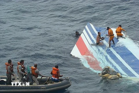 Nhân viên cứu hộ trục vớt mảnh vỡ của chiếc máy bay Airbus A330, hàng không Air France gặp nạn tại vùng biển Đại Tây Dương ngày 8/6/2009. (Ảnh: AFP/TTXVN)