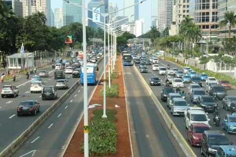 Đường phố Jakarta luôn đông đúc xe cộ và ô nhiễm khói bụi do quá tải lượng phương tiện. (Ảnh: Đỗ Quyên/Vietnam+)