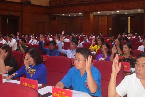 Các đại biểu HĐND tỉnh Cao Bằng biểu quyết thông qua các nghị quyết. (Ảnh: Chu Hiệu/TTXVN)
