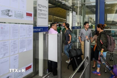 Hành khách tại sân bay quốc tế Hong Kong ngày 14/8 vừa qua. (Ảnh: AFP/TTXVN)