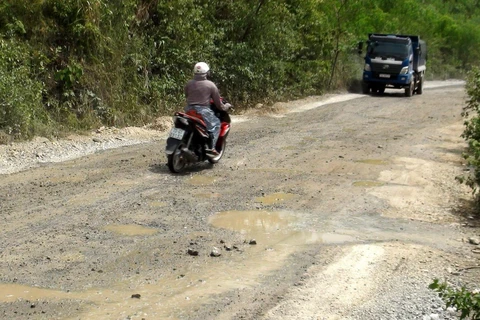 Nhiều ổ voi, ổ gà trên tuyến đường liên xã Trường Xuân-Xuân Ninh gây khó khăn cho việc đi lại của người dân. (Ảnh: Văn Tý/TTXVN)