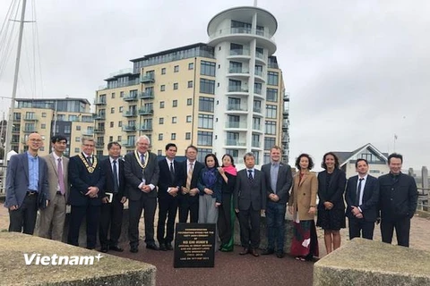 Đoàn công tác tỉnh Sơn La thăm khu tưởng niệm Bác Hồ tại cảng Newhaven, tỉnh Sussex của Anh. (Ảnh: Diễm Quỳnh/Vietnam+)