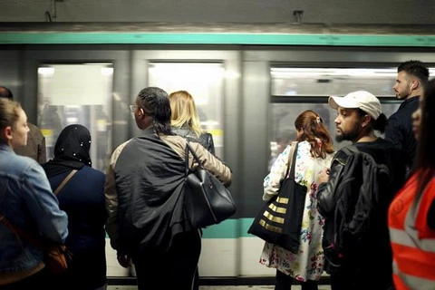 Những người đi làm chờ đợi để lên một chuyến tàu, trong ga xe lửa Gare du Nord, ở Paris, ngày 13/9. (Nguồn: AP)