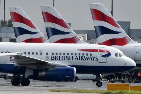 Máy bay của Hãng hàng không Anh British Airways đỗ tại sân bay London Heathrow ở London của Anh. (Ảnh: AFP/TTXVN)