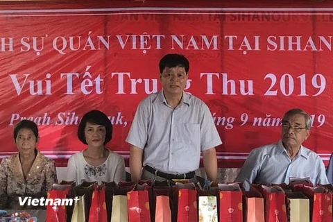 Tổng Lãnh sự Vũ Ngọc Lý (đứng) phát biểu tại buổi tổ chức Tết Trung thu 2019. (Ảnh: Quang Anh-Đào Chung/Vietnam+)