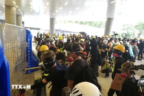 Người biểu tình bạo loạn tìm cách đột nhập vào tòa nhà Hội đồng lập pháp Đặc khu hành chính Hong Kong của Trung Quốc ngày 31/8 vừa qua. (Ảnh: THX/TTXVN)