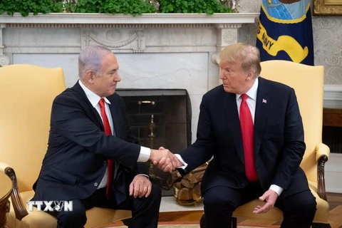 Tổng thống Mỹ Donald Trump (phải) và Thủ tướng Israel Benjamin Netanyahu trong cuộc gặp tại Nhà Trắng của Washington, DC, ngày 25/3 vừa qua. (Ảnh: AFP/TTXVN)