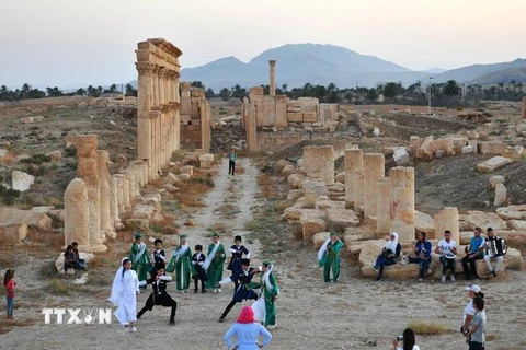 Người dân Syria tổ chức một sự kiện văn hóa ở thành phố cổ Palmyra của Syria. (Ảnh: THX/TTXVN)