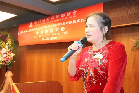 Bà Trần Thị Gọn phát biểu tại Liên hoan văn nghệ. (Ảnh: PV/Vietnam+)
