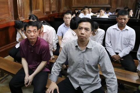 Bị cáo Nguyễn Minh Hùng (trái) và bị cáo Võ Mạnh Cường tại phiên xét xử. (Ảnh: Thành Chung/TTXVN)