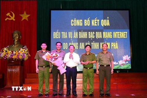 Bí thư tỉnh ủy Lê Đình Sơn tặng hoa chúc mừng lực lượng Công an tỉnh Hà Tĩnh. (Ảnh: TTXVN phát)