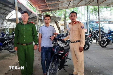 Anh Nguyễn Đăng Trình nhận lại xe tại cơ quan Công an. (Ảnh: Lê Đức Hoảnh/TTXVN)