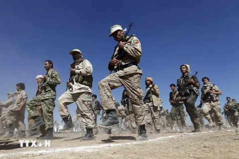 Các tay súng phiến quân Houthi tại thủ đô Sanaa của Yemen. (Ảnh: AFP/TTXVN)