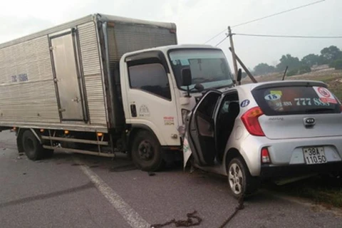 Hà Tĩnh: Xe tải va chạm với xe taxi, hai người tử vong