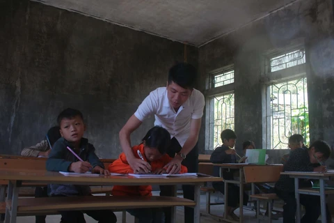 Một lớp học của thầy giáo Hoàng Văn Duy tại điểm trường Hò Lù, Trường Tiểu học xã Khánh Xuân, huyện Bảo Lạc. (Ảnh: Chu Hiệu/TTXVN)