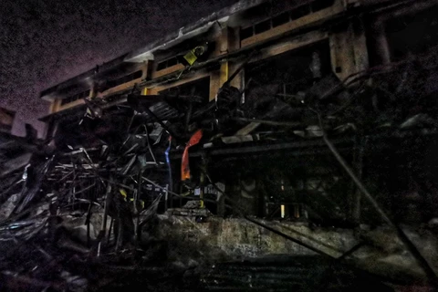 Nhà xưởng chỉ còn lại là đống đổ nát sau vụ cháy Công ty Cổ phần Bóng đèn phích nước Rạng Đông. (Ảnh: Thành Đạt/TTXVN)