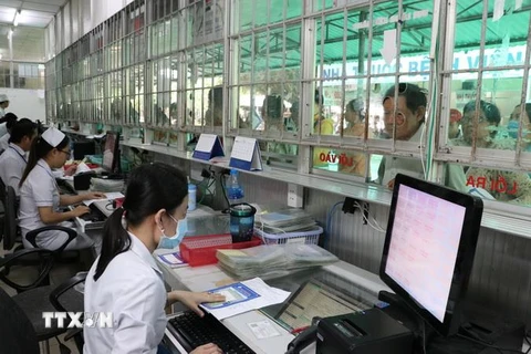 Bộ phận tiếp nhận đăng ký khám bệnh tại Bệnh viện đa khoa Long An. (Ảnh: Đức Hạnh/TTXVN)
