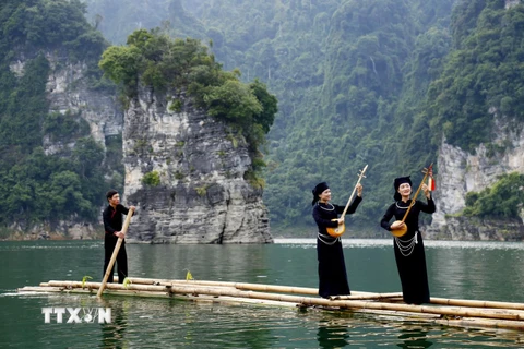 Hình ảnh khám phá vẻ đẹp lòng hồ thủy điện Lâm Bình 