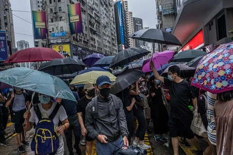 Những người biểu tình đeo mặt nạ trong một cuộc biểu tình chống chính phủ tại khu mua sắm Vịnh Causeway, ngày 6/10. (Nguồn: New York Times)