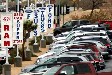 Xe ôtô của các hãng trưng bày ở Yucca Valley, California của Mỹ. (Nguồn: EPA/TTXVN)