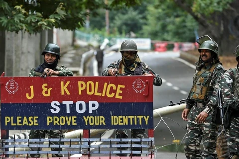 Lực lượng an ninh gác trên một đường phố ở Srinagar, bang Kashmir của Ấn Độ ngày 17/8 vừa qua. (Ảnh: AFP/TTXVN)