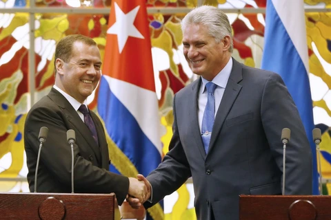 Chủ tịch Hội đồng Nhà nước và Hội đồng Bộ trưởng Cuba Miguel Diaz-Canel (phải) và Thủ tướng Nga Dmitry Medvedev trong cuộc gặp tại La Habana, ngày 3/10 vừa qua. (Ảnh: AFP/TTXVN)