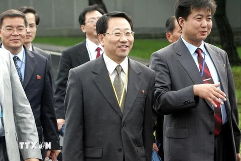 Nhà đàm phán của Triều Tiên về chương trình hạt nhân Kim Myong-gil (trái) tại làng đình chiến Panmunjom. (Ảnh: AFP/TTXVN)