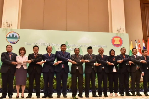Các Trưởng đoàn kết nối tay đoàn kết cùng chụp ảnh lưu niệm tại hội nghị. (Ảnh: Trần Long-Minh Hưng/TTXVN)