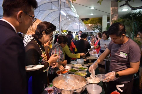 Các gian hàng món ăn truyền thống của Việt Nam như phở, bún chả, bún nem, bánh mỳ patê… luôn có đông khách xếp hàng. (Ảnh: Ngọc Quang/TTXVN)