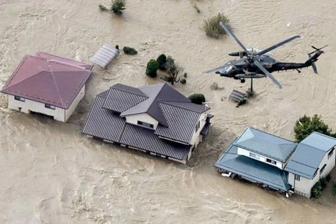 Máy bay trực thăng giải cứu những người bị mắc kẹt trong nhà của họ khi dòng sông Chikuma vỡ bờ. (Nguồn: Reuters)
