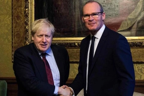Phó Thủ tướng kiêm Ngoại trưởng Ireland Simon Conveney và Thủ tướng Boris Johnson. (Nguồn: AFP/Getty)
