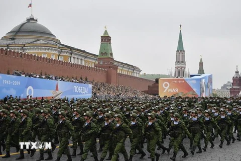 Binh sỹ Nga tham gia lễ duyệt binh kỷ niệm Ngày Chiến thắng trên Quảng trường Đỏ ở Moskva của Nga, ngày 9/5 vừa qua. (Ảnh: AFP/TTXVN)