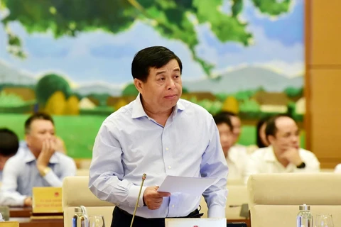 Bộ trưởng Bộ Kế hoạch và Đầu tư Nguyễn Trí Dũng trình bày báo cáo về kinh tế-xã hội. (Ảnh: Trọng Đức/TTXVN)